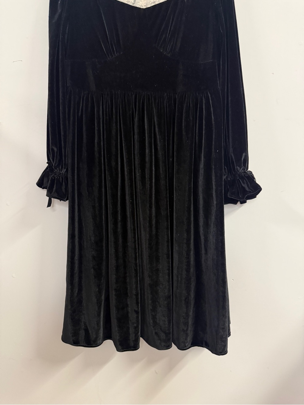 Yore Finery L/XL Black Velvet Long Sleeve Dress with Lace Trim - Picture 3 of 6